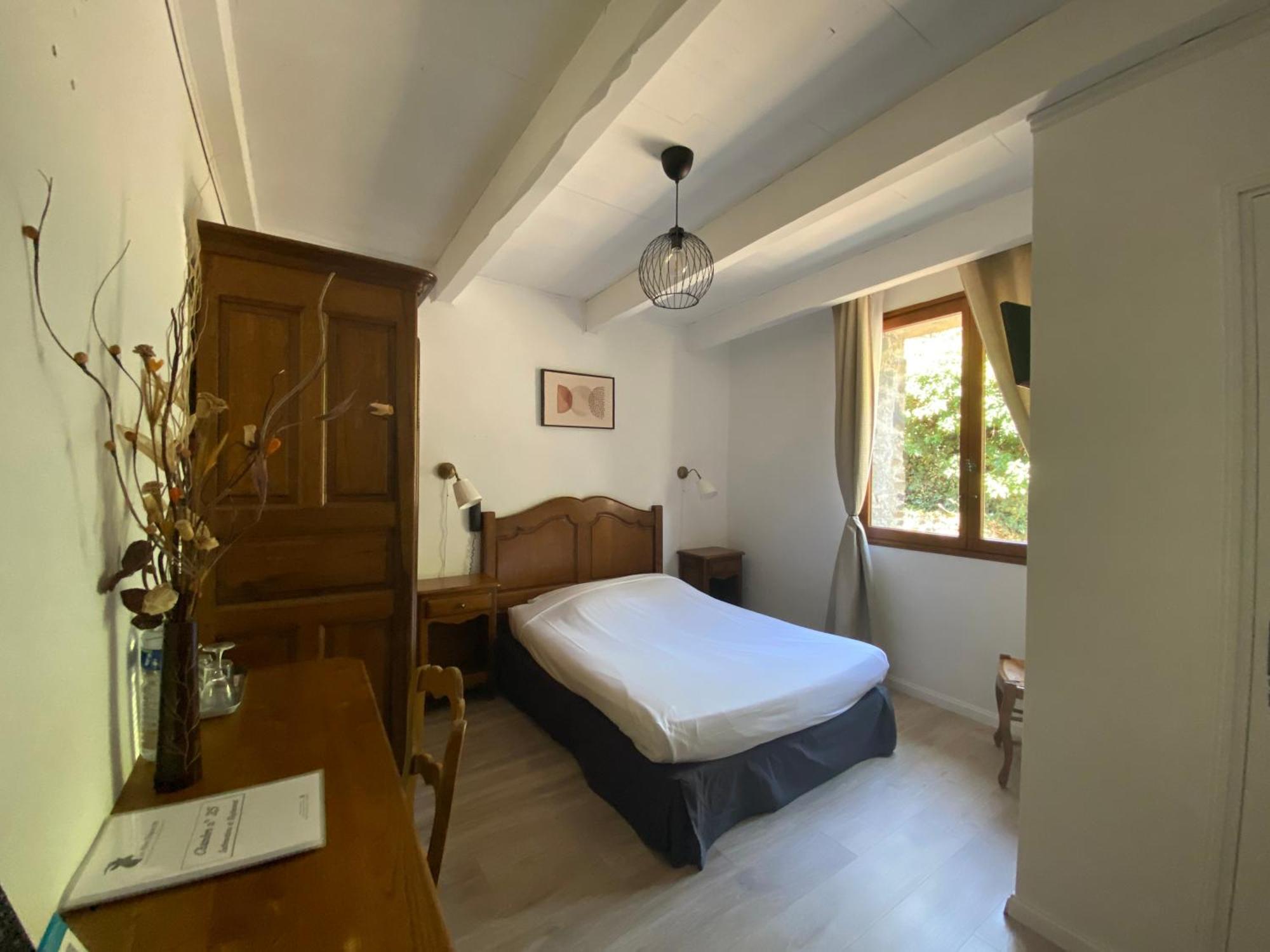 Logis Hotel-Restaurant La Mere Biquette Saint-Pons エクステリア 写真